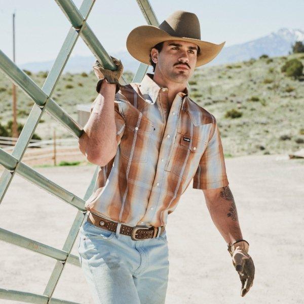 Guy carrying a cattle grid, working on the farm - shop Tucker Wetmore x Wrangler