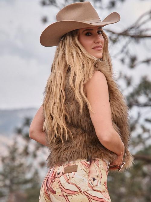 Lainey Wilson wearing the Wrangler x Lainey Wilson Horse Cheeky Wide Leg Jean