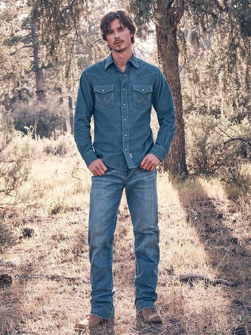 Man wearing Wrangler Retro Western Jeans